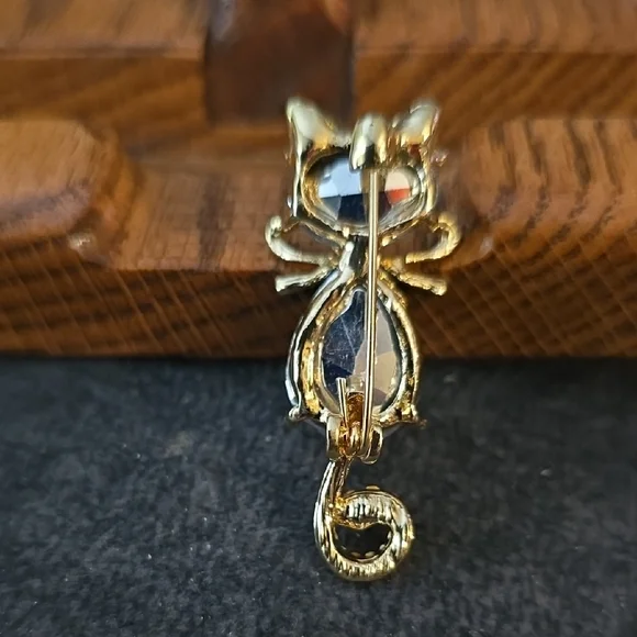 Colorful Crystal Cat Brooch - Picture 2 of 2